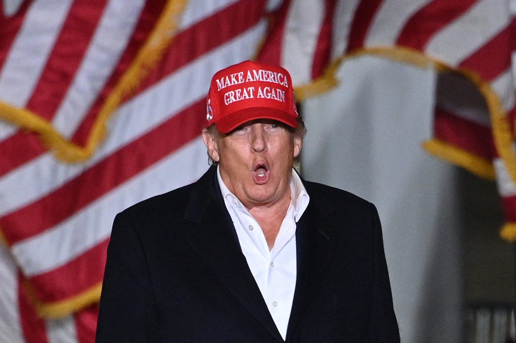 Crença em fraude eleitoral segue forte entre eleitores leais a Trump, apesar de rejeição do partido