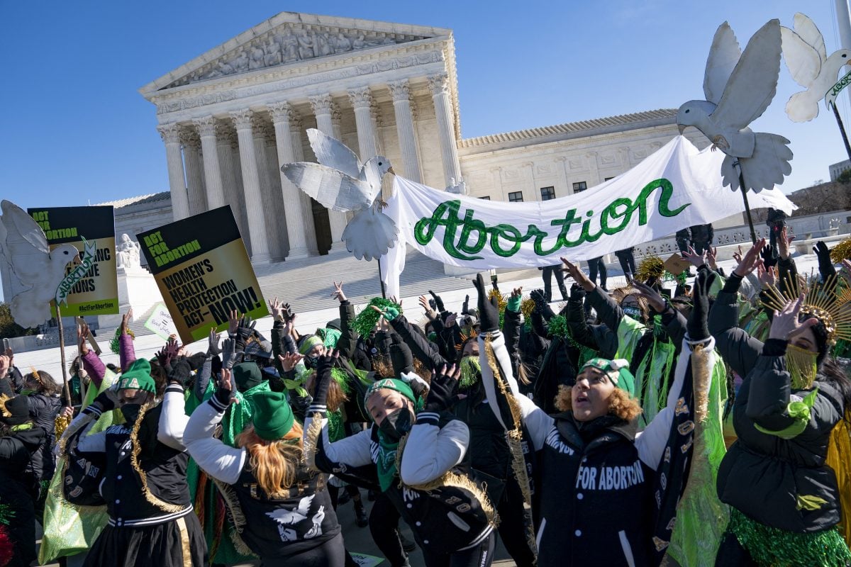 Há 49 anos, a Suprema Corte dos EUA decidia por legalizar o aborto. Manifestantes celebram aniversário da decisão enquanto lutam para que ela siga em vigor no País.

Foto: Alex Edelman / AFP 