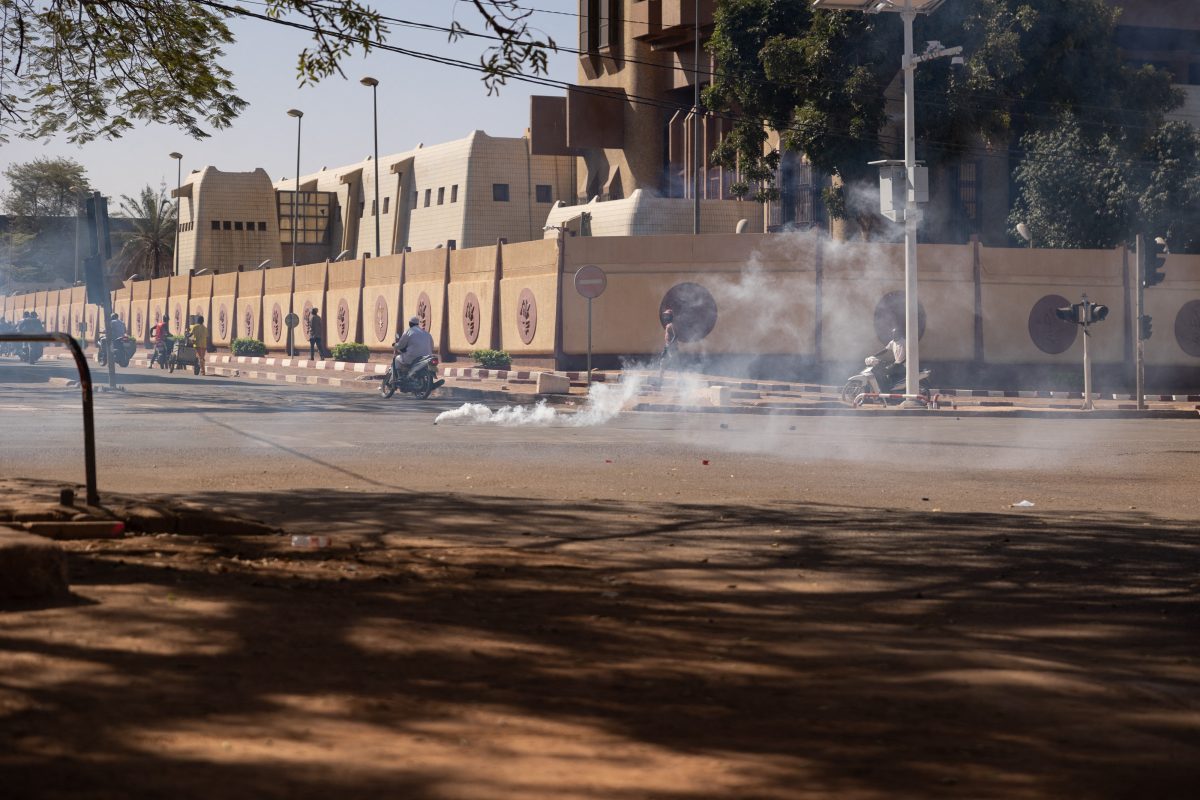 Bombas de gás em frente a um quartel de Burkina Faso.

Foto: OLYMPIA DE MAISMONT / AFP 