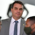 Flávio Bolsonaro repete mentiras do pai e diz que TSE arquiteta vitória de Lula