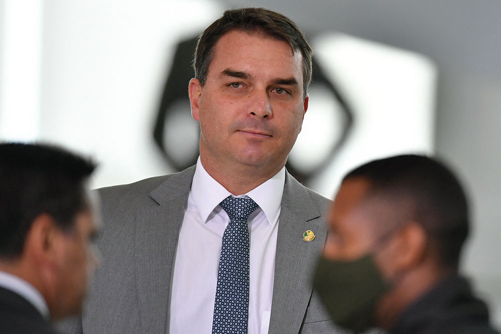 Flávio “rachadinha” Bolsonaro e seus palpites sobre o caso Queiroz 