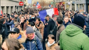 Milhares saem às ruas em protestos na França contra o passaporte vacinal