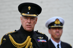 Acusado de agressões sexuais, Príncipe Andrew perde títulos militares e patrocínio