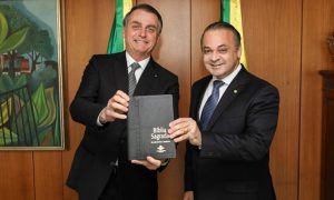Deputado evangélico critica Bolsonaro: Deveria ser o primeiro a ter se vacinado