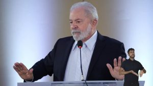 Lula: ‘Se o problema do Bolsonaro fosse não saber comer camarão, eu poderia ensiná-lo’