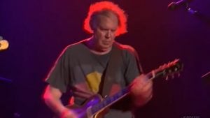 Spotify remove músicas de Neil Young após ultimato do artista por desinformação sobre Covid