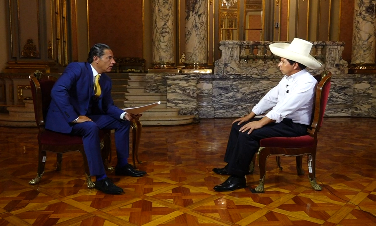O jornalista Fernando del Rincón entrevistou o presidente peruano Pedro Castillo. Foto: Reprodução 