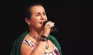 Cantora tcheca morre após contrair Covid propositalmente para obter passaporte de vacinação