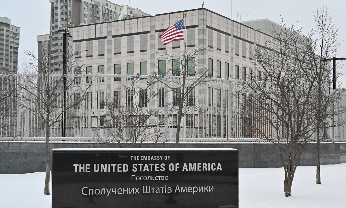 A embaixada norte-americana em Kyev, na Ucrânia. Foto: Sergei Supinsky/AFP 