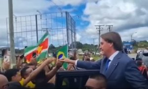 Sem máscara, Bolsonaro causa aglomeração com apoiadores no Suriname