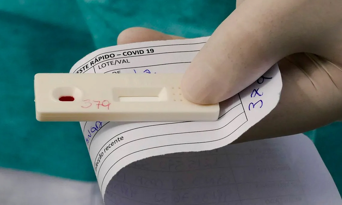 Testes positivos de Covid nas farmácias voltam a subir após oito semanas de queda