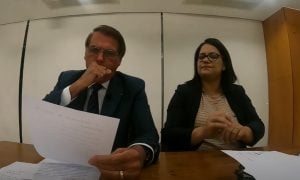 Em live, Bolsonaro insiste em discurso negacionista, tenta desestimular a vacinação de crianças e ataca a Anvisa