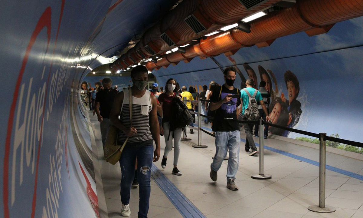Covid-19: Taxa de transmissão no Brasil cai para menos de 1, mostra Imperial College
