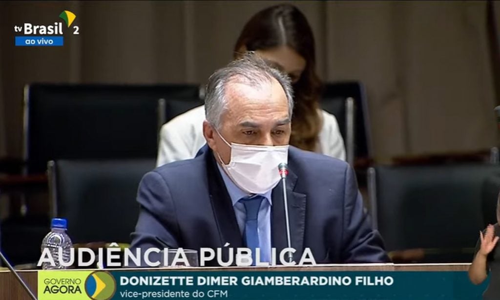 Vacinação de crianças não deve depender de prescrição, diz vice-presidente do CFM