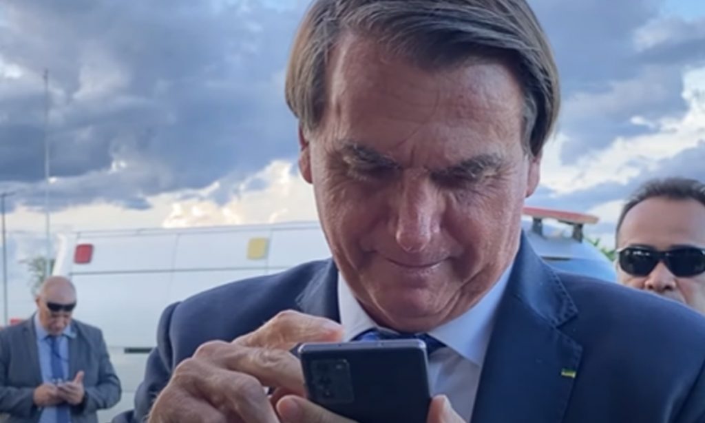 No cercadinho, Bolsonaro sugere exame toxicológico para estudantes universitários