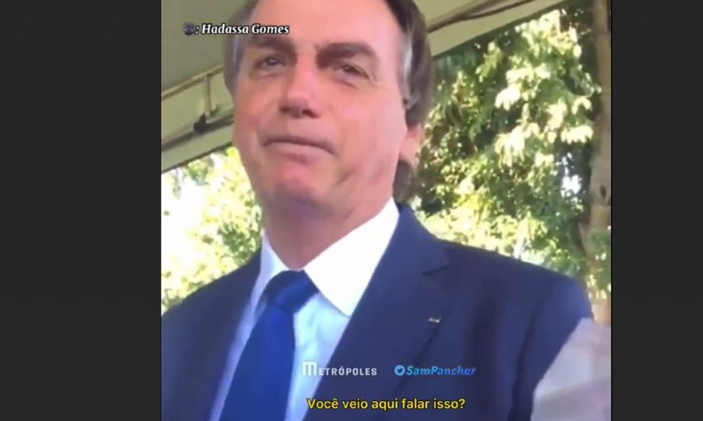 Estudante questiona Bolsonaro no cercadinho do Alvorada: 'O senhor é uma farsa, presidente'