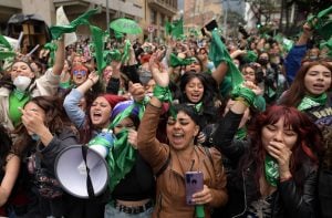 Mulheres festejam descriminalização do aborto na Colômbia