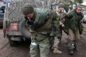 Ucrânia reporta 57 mortes; Rússia diz que Ocidente ignorou por 8 anos ‘um mar de sangue’
