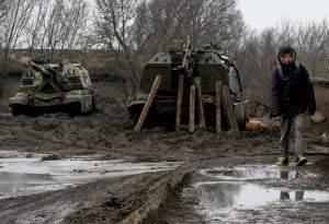 Tropas avançam sobre Kiev, Putin pede ao exército para ‘tomar o poder’; o essencial do 2º dia de conflitos