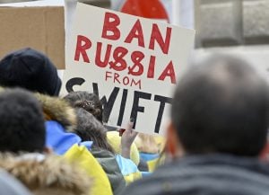 Estados Unidos e União Europeia excluem bancos russos do Swift