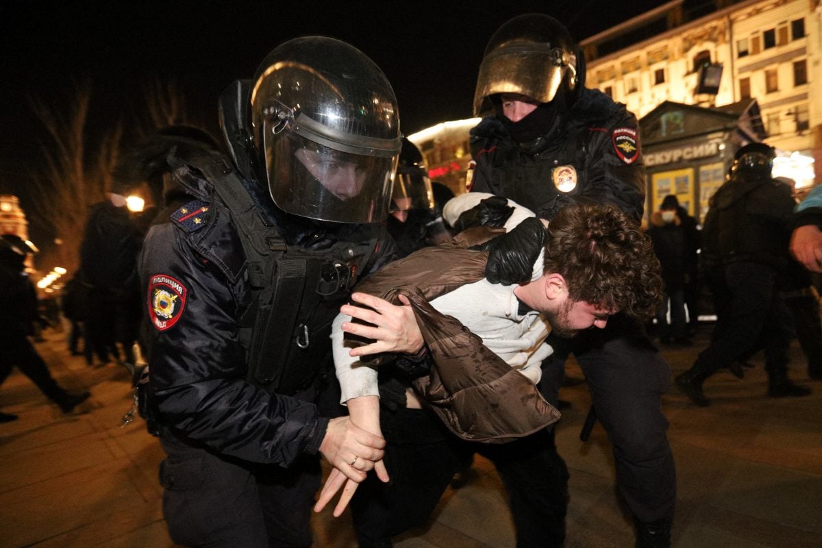 Milhares de manifestantes pacifistas são detidos na Rússia, diz ONG