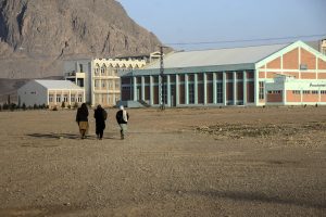 Universidades públicas afegãs retomam aulas com poucas estudantes em sala