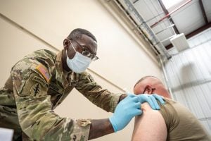 Exército dos EUA irá dispensar soldados que não se vacinarem