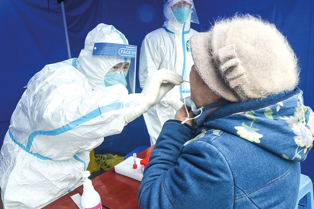 Inimigo implacável. A variante Ômicron põe em risco o controle da pandemia – Imagem: STR/AFP 