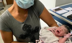 Em meio à tragédia, bebê nasce em ponto de apoio em Petrópolis