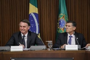 Para defender Moro, Santos Cruz chama Bolsonaro de estelionatário, traíra e fanfarrão