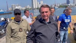 Bolsonaro ouve xingamentos em passeio de moto pela Baixada Santista