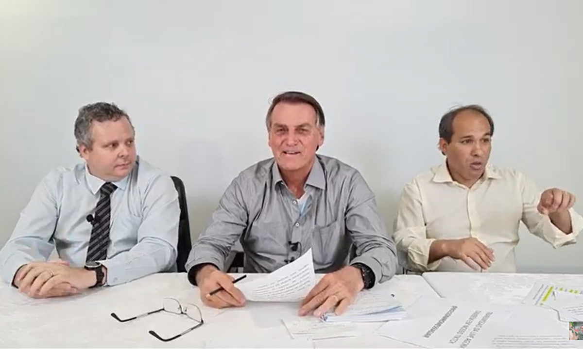 Após pergunta sobre ‘atualização’ nas urnas, Bolsonaro diz: ‘Até daqui a três ou quatro semanas’