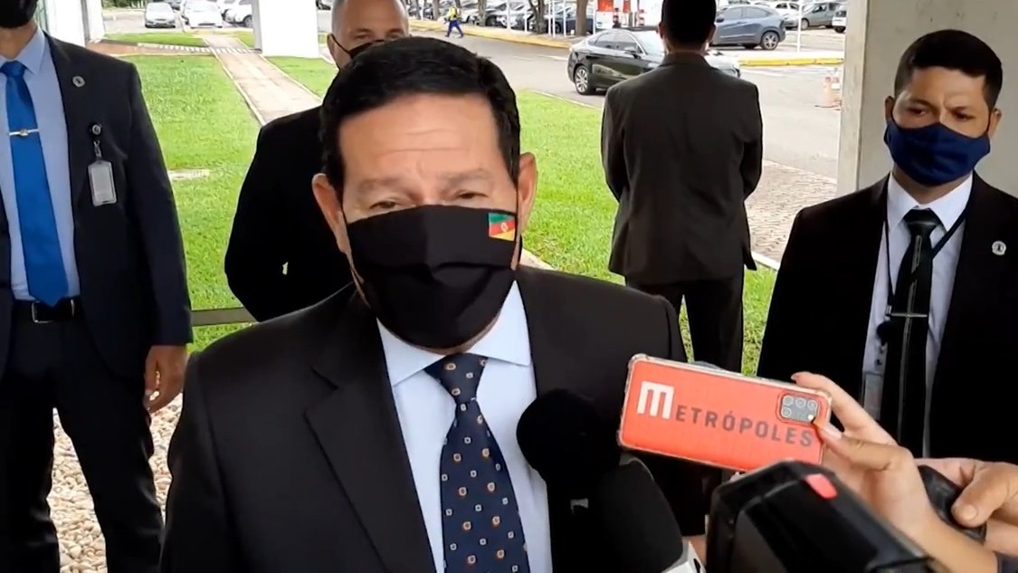 Mourão defende o uso da força contra Rússia e compara Putin a Hitler