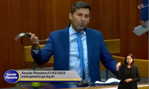 Vídeo: Vereador de Goiânia exibe arma e dá cintadas em si mesmo durante discurso na Câmara