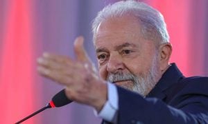 ‘Ele vai passar a faixa direitinho e depois pode ir pra casa chorar’, diz Lula sobre Bolsonaro