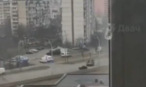 Vídeo: Tanque de guerra esmaga carro de civil em Kiev, na Ucrânia