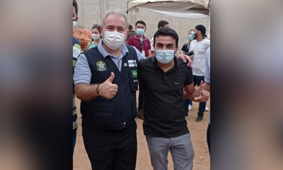 Vereador paraibano homenageia Lula em foto com Queiroga: ‘O presidente que mais fez por Cuité’