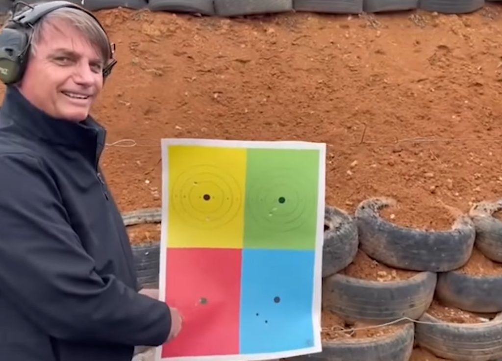 Bolsonaro atira em alvo vermelho e diz ter 'muita vontade de acabar com o comunismo'