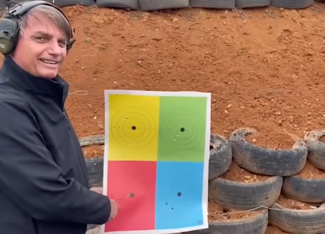 Bolsonaro atira em alvo vermelho e diz ter ‘muita vontade de acabar com o comunismo’