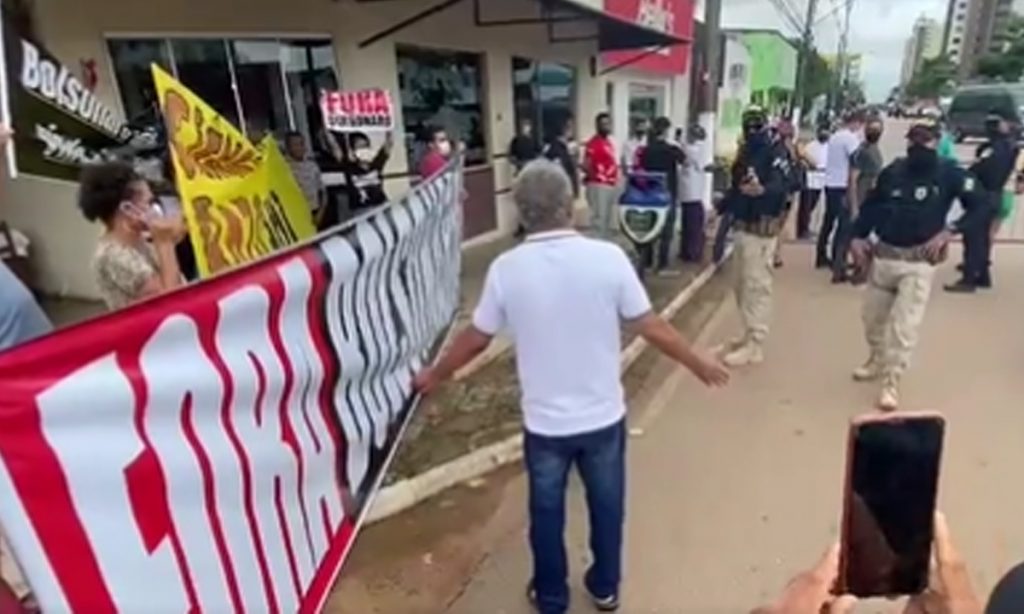 PRF intimida manifestante e manda abaixar cartaz contra Bolsonaro: ‘Vai ser conduzido por desobediência’