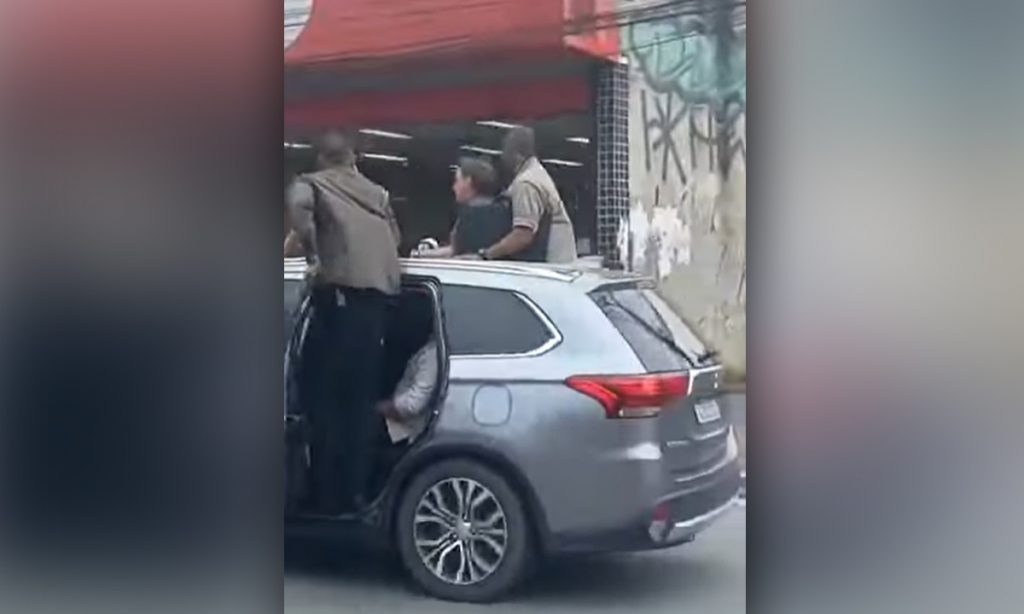 Bolsonaro passeia em cidade paulista atingida por chuvas e ouve: ‘É Lula lá’