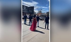 Polícia do DF abre investigação sobre mulher que parou o trânsito com homens armados