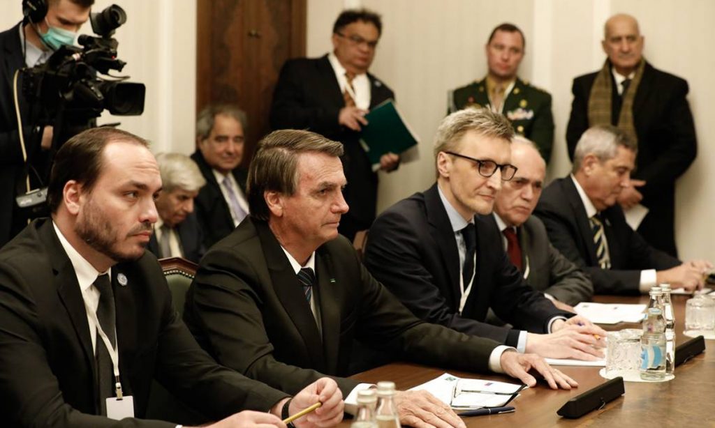 Governo diz que não pagou despesas de Carlos Bolsonaro na Rússia, mas não informa agenda