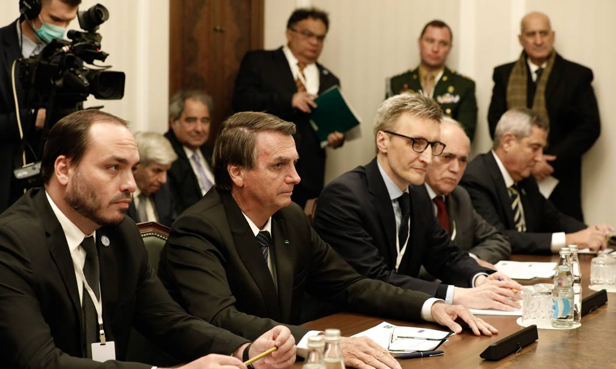 Governo diz que não pagou despesas de Carlos Bolsonaro na Rússia, mas não informa agenda
