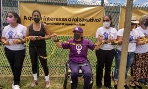 Acorrentadas ao STJ, mulheres protestam contra possível redução na cobertura dos planos de saúde