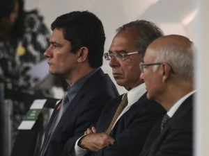 Moro e Guedes trocam acusações sobre ‘culpa pela volta de Lula’, diz jornal