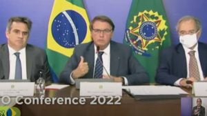 Bolsonaro assume tom de campanha e associa o PT a drogas, aborto e ditaduras