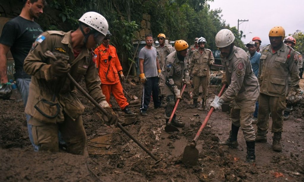 Sobe para 176 número de mortos por chuvas torrenciais em Petrópolis