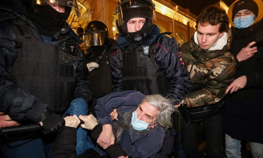 Mais de 800 detidos na Rússia em protestos contra a guerra na Ucrânia