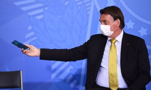 Bolsonaro compartilha texto que diz que aliança com Putin salvou a democracia no Brasil